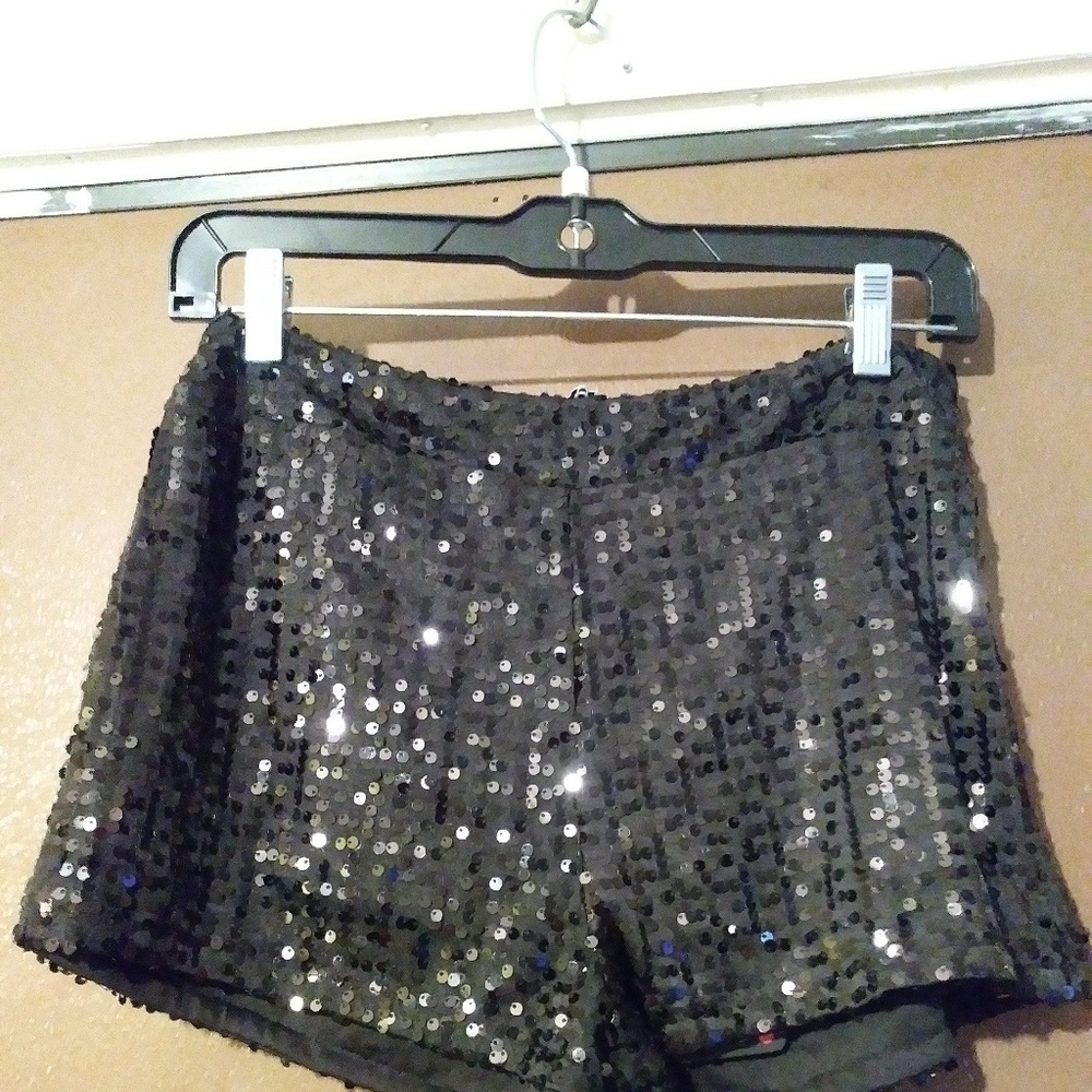 NWT motel razzle dazzle short black